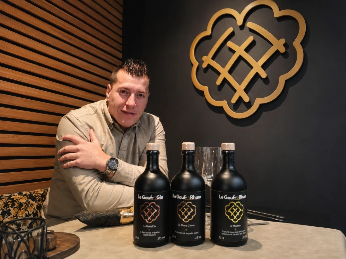Client Le Gaufre présentant sa gamme de gin et rhums personnalisés