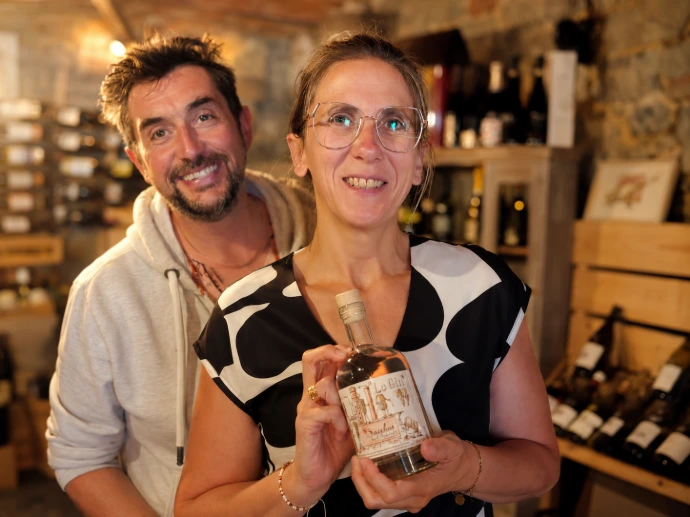 Bouteille personnalisée remise comme cadeau à des collaborateurs