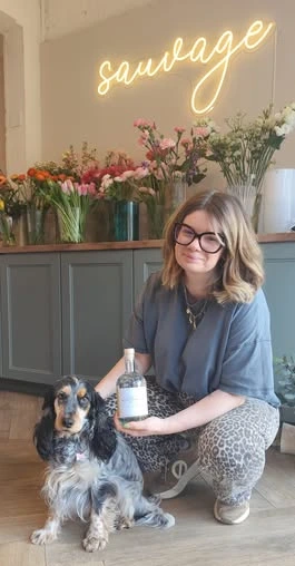 Amélie, fleuriste à Nalinnes, présentant son gin personnalisé Wildflowers créé avec Bottle Signature.